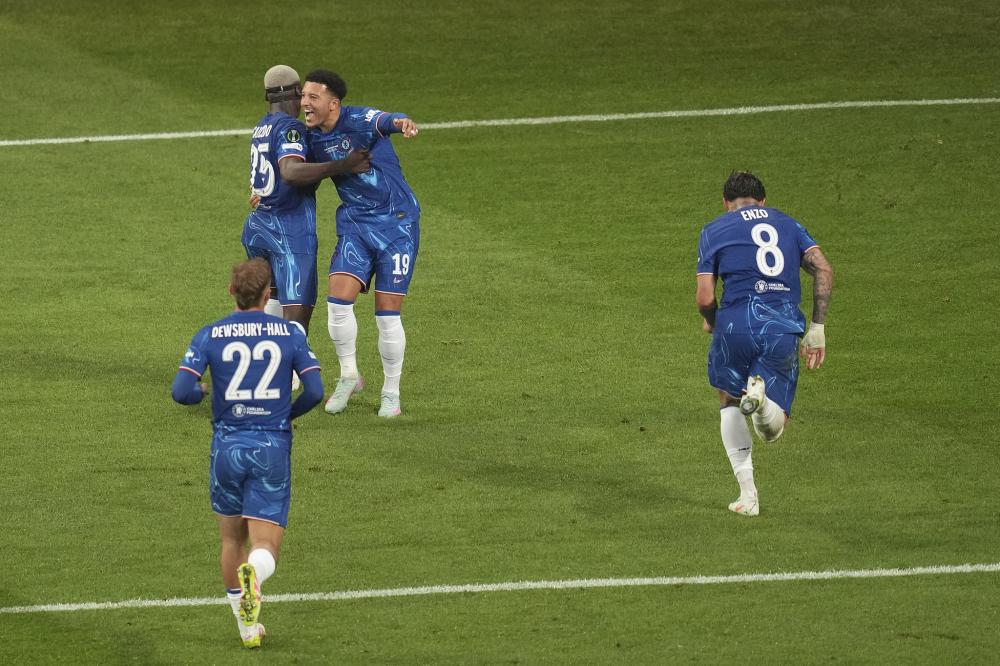 球星突破防守送出关键助攻